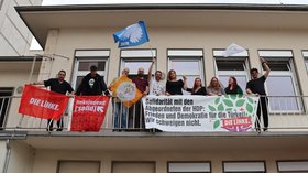 Mitglieder des Landesvorstands DIE LINKE Baden-Württemberg stehen mit Fahnen und Tranparenten. Auf dem Transparent steht: Solidarität mit den Abgeordneten der HDP: Frieden und Demokratie für die Türkei. Wir schweigen nicht. DIE LINKE. 